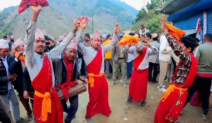 सिंगारु नृत्य जाजरकोट: पुरुषों का साड़ी पहनकर सामूहिक लोक नृत्य