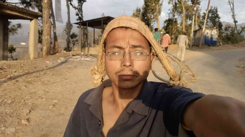 सागर बुढ़ा खाली डोको लेकर घर वापस जाते हुए।