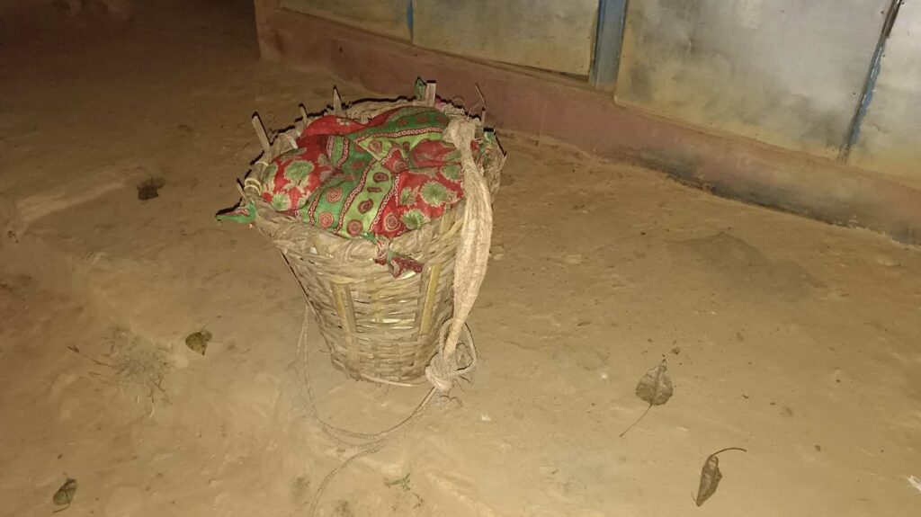 सागर बुढ़ा का बंदगोभी से भरा डोको तल्लो थाप्ले बाजार में।