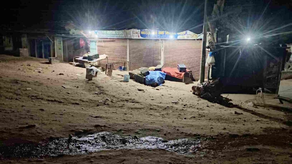 जाजरकोट बाजार में सुबह-सुबह छाया सन्नाटा।